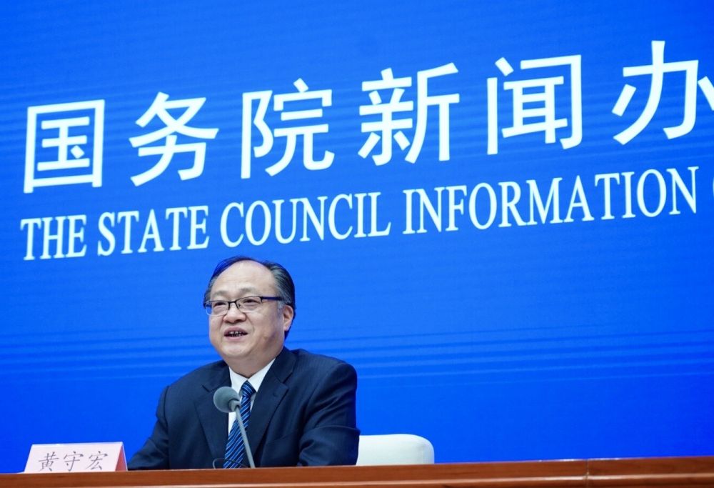 5月22日，國務(wù)院新聞辦邀請政府工作報告起草組負(fù)責(zé)人、國務(wù)院研究室主任黃守宏解讀政府工作報告有關(guān)情況。新華社記者　陳建力　攝