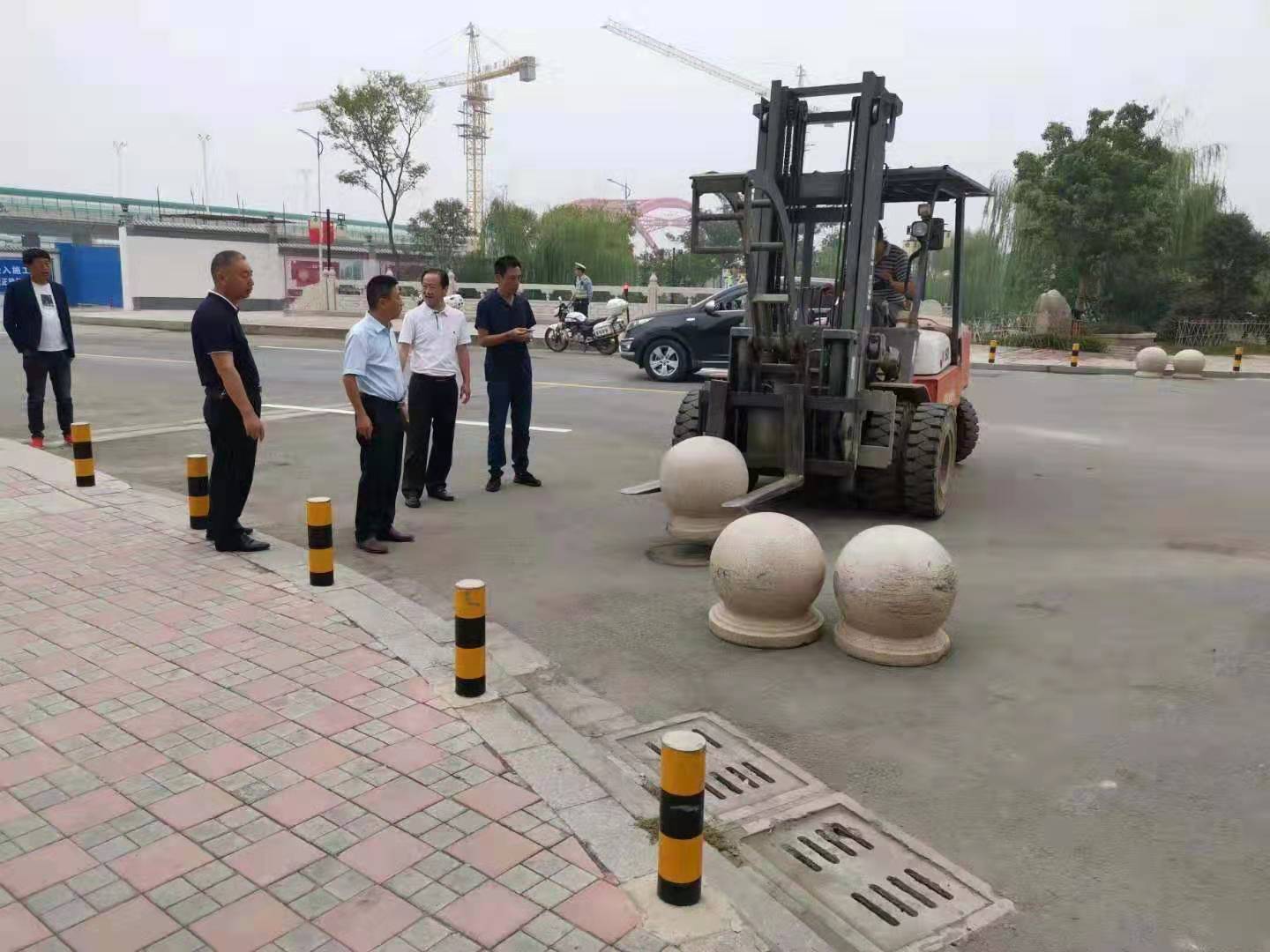 為向新中國(guó)成立七十周年獻(xiàn)禮，市城建集團(tuán)攻堅(jiān)克難，實(shí)現(xiàn)了北門棚改區(qū)域民生路10月1日零時(shí)順利通車。國(guó)慶假期，市城建集團(tuán)堅(jiān)持做好一線工作，在與交警部門共同做好民生路通車保障工作外，抓細(xì)節(jié)，抓落實(shí)，確保其他各項(xiàng)工作有序推進(jìn)。.jpg