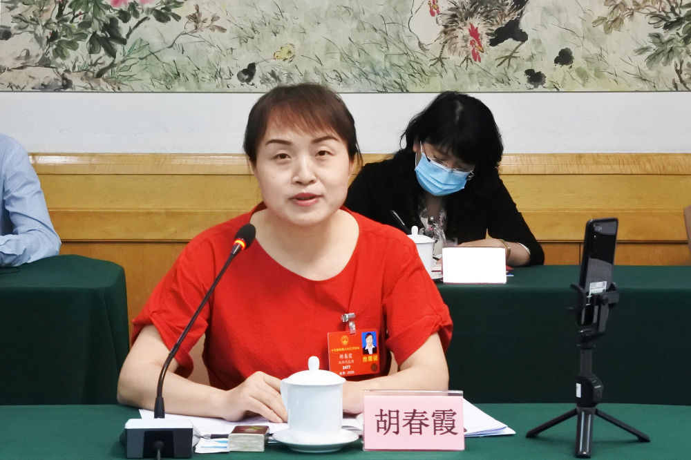 5月23日，全國人大代表胡春霞在參加分組審議政府工作報告時發(fā)言。新華社記者　吳雨　攝